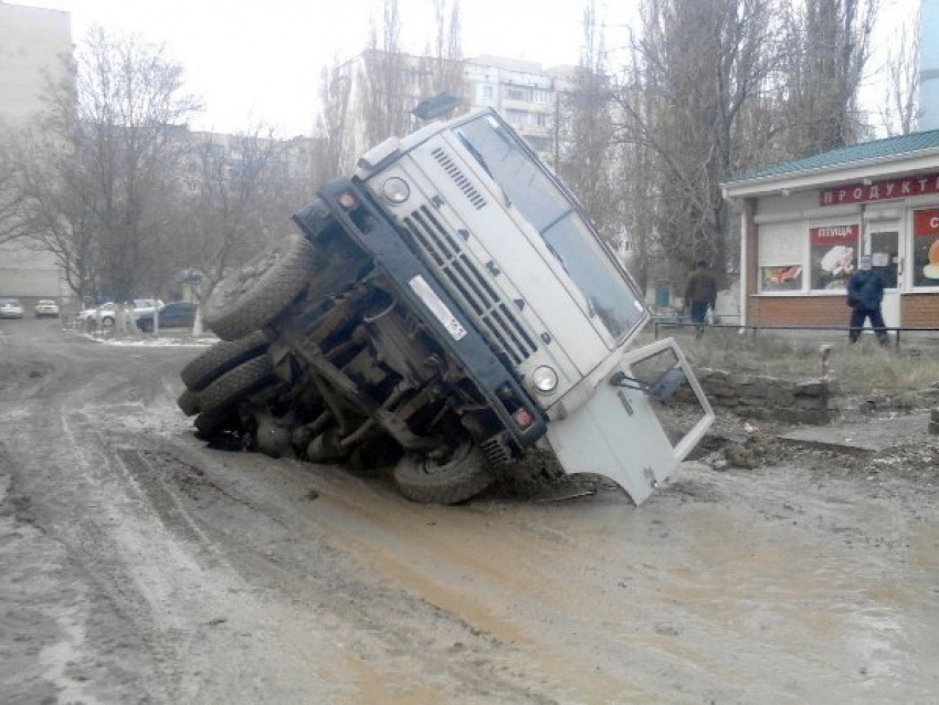 В Таганроге работники водоканала провалились под землю на КамАЗе