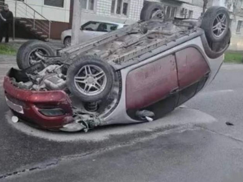 ДТП в Таганроге: 46-летняя водитель госпитализирована после переворота машины