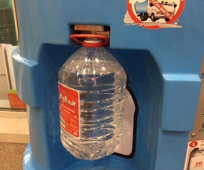 Жители Таганрога возмущены недоливом воды в пластиковую тару