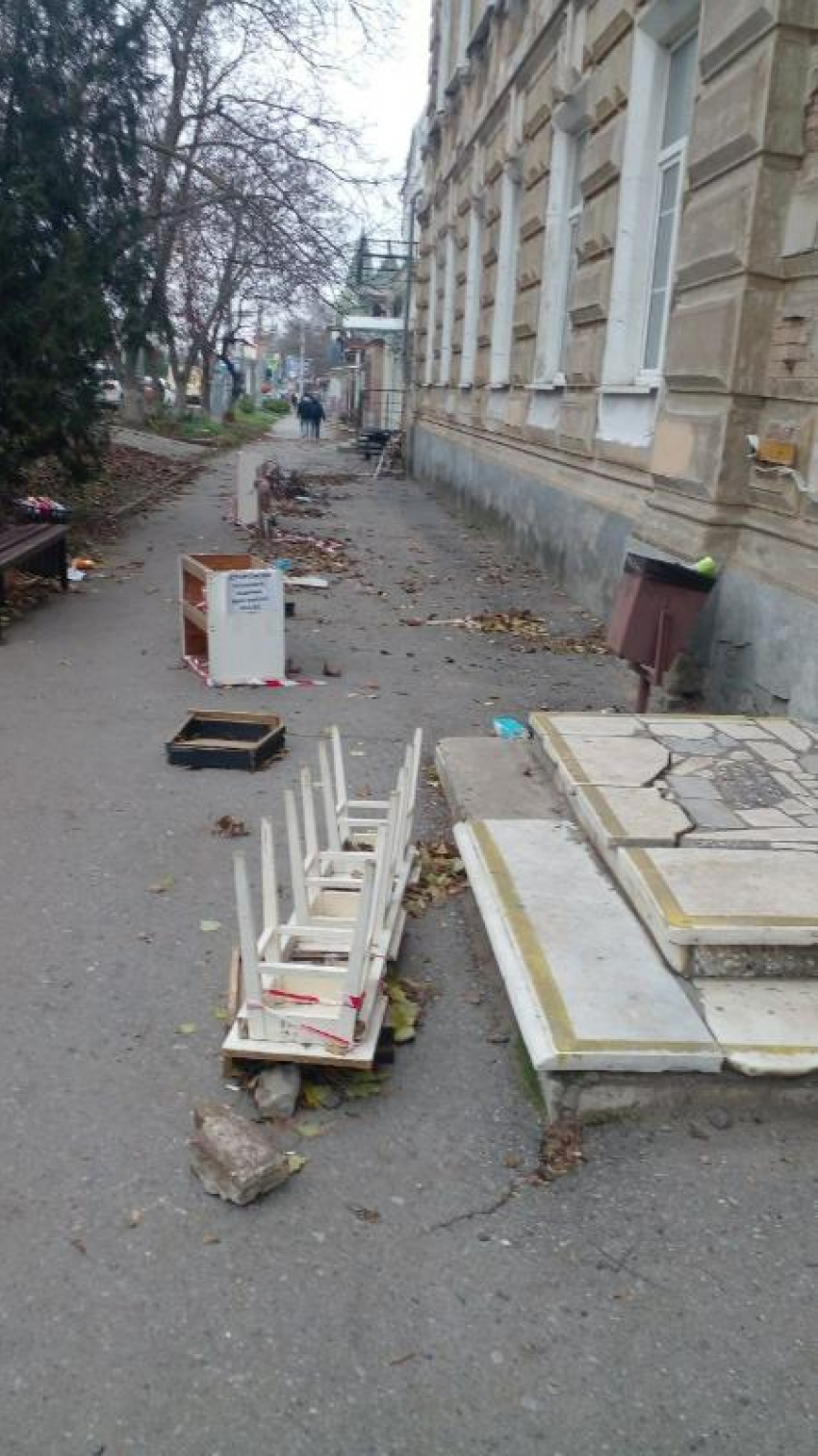 Страшно ходить: таганрожцы стыдят в соцсетях администрацию за состояние исторического особняка