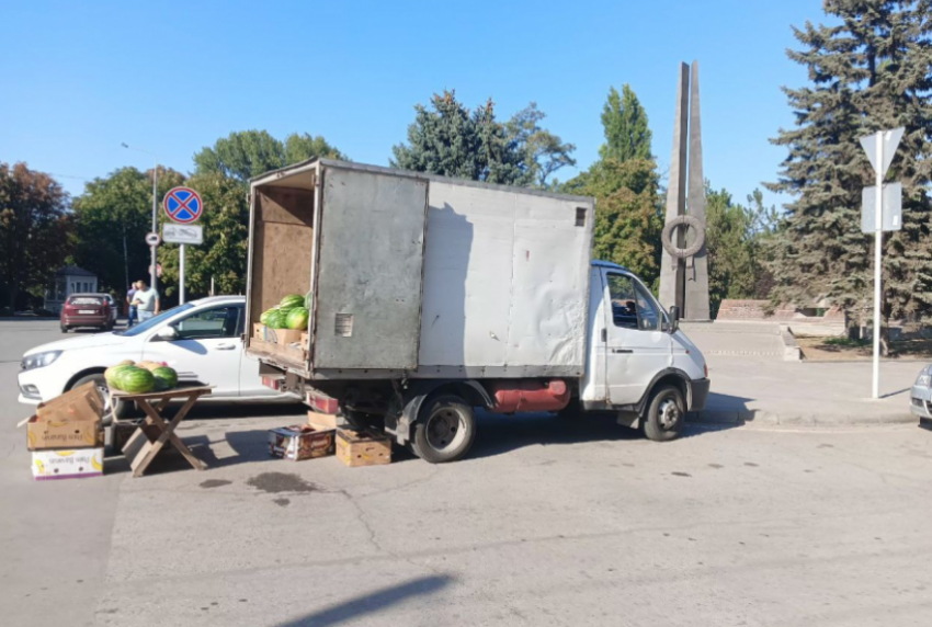 Арбузы возле Вечного огня в Таганроге: ГАИ предъявила торговцу целый список претензий