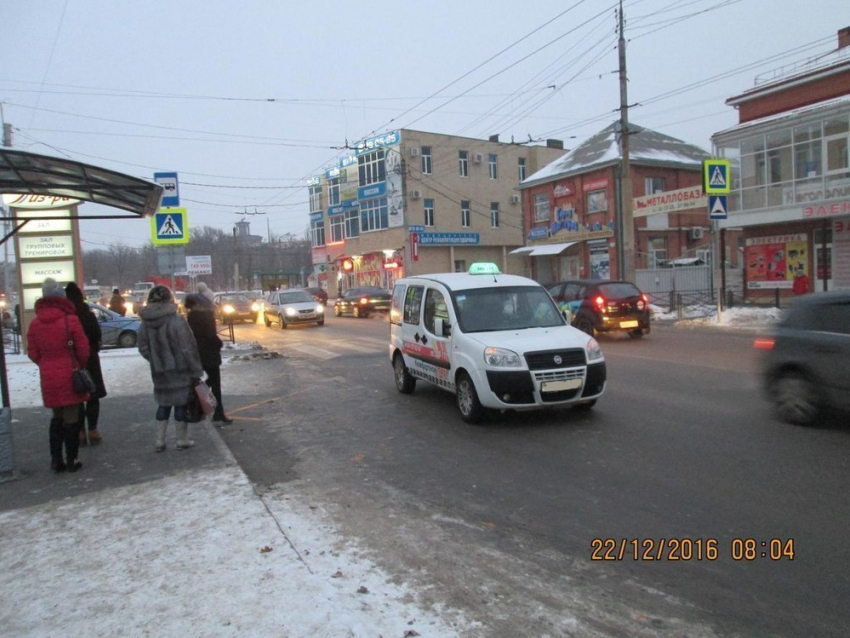 Таксист в Таганроге сбил женщину на пешеходном переходе 