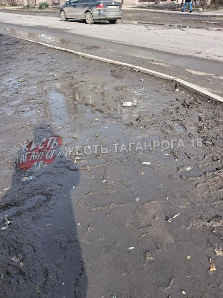 Таганрожцы выходят из маршрутки прямо в грязь на улице Ломоносова: некоторые падают