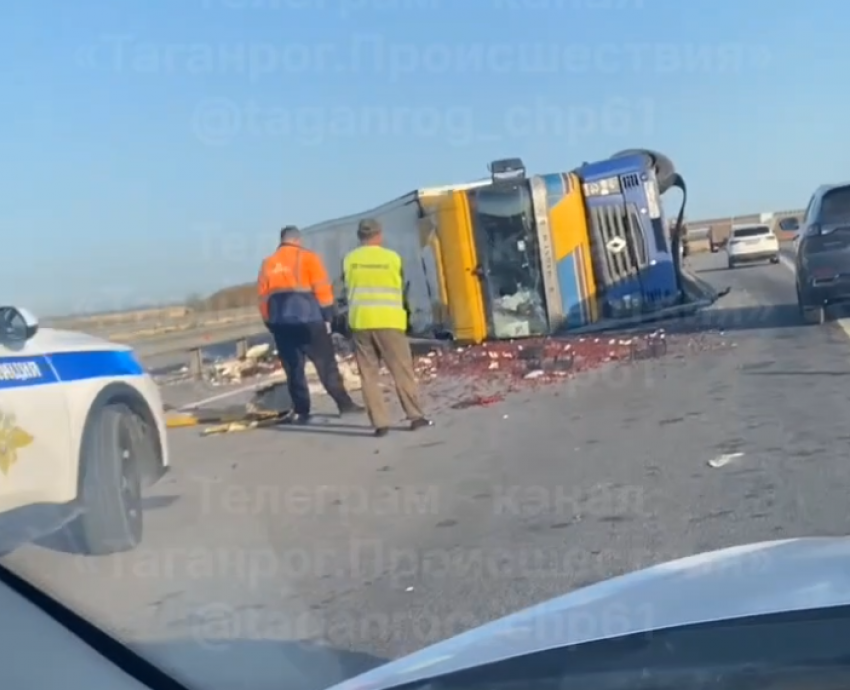 На трассе между Таганрогом и Ростовом опрокинулась фура с черешней - что известно