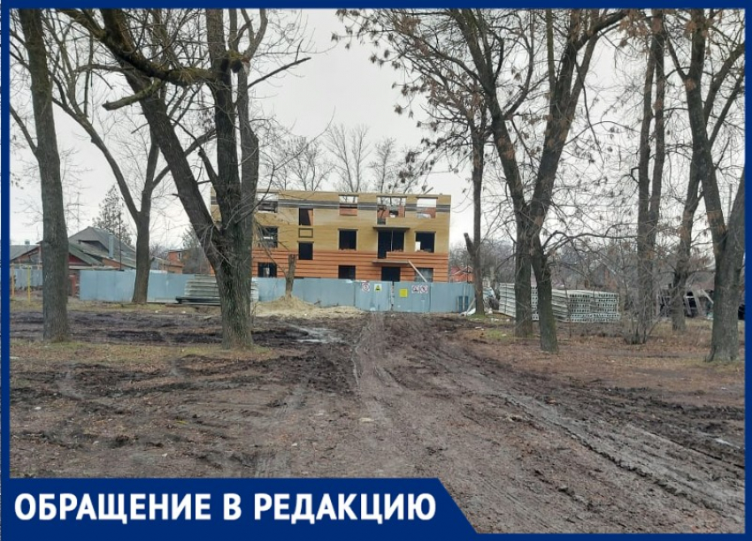 Из-за стройки новых домов за БСМП Таганрога люди утопают в грязи  