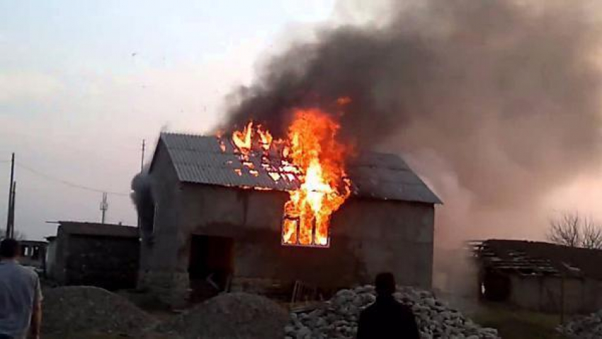 При пожаре в Таганроге погиб неустановленный мужчина