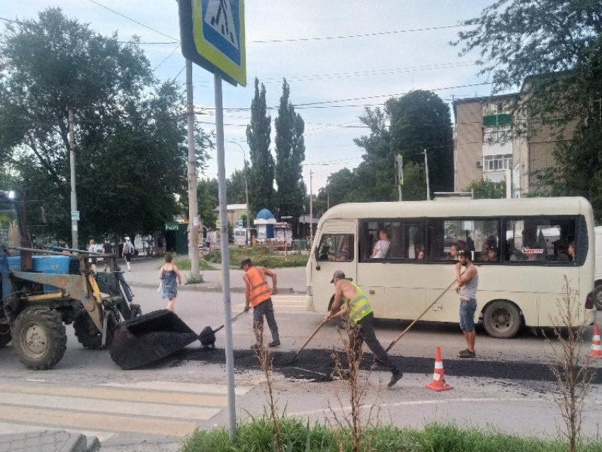 Власти отчитываются о ремонте дорог, а горожане пишут жалобы