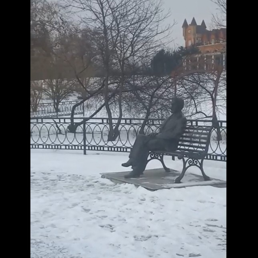 Чеховская набережная в Таганроге встречает сугробами и ледяной кашей