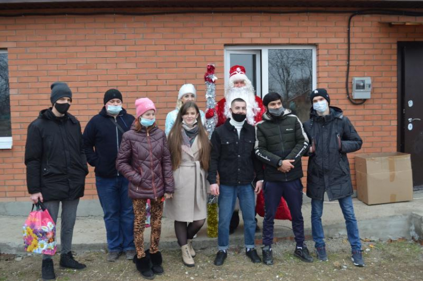 В близком к Таганрогу посёлке 12 детей-сирот получили новые квартиры