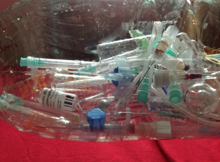 Покупала в интернете, продавала в Таганроге - накрыт наркопритон со шприцами и пакетиками