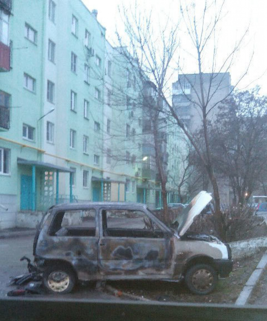  В Таганроге злоумышленники подожгли автомобиль стоящий на газоне