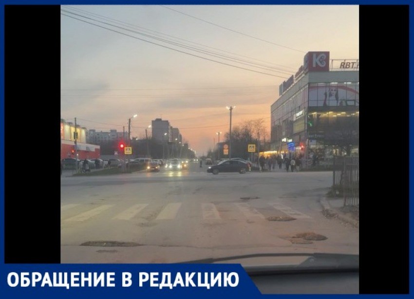 "Пытались засыпать щебенкой, но она разлетелась": дороги на Русском поле напоминают решето