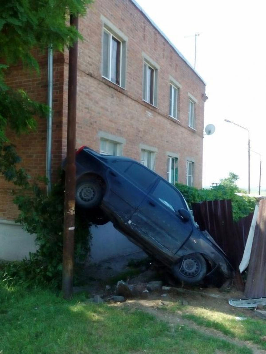 В Хапрах «водитель – летчик» не рассчитал траекторию и застрял между домом и забором