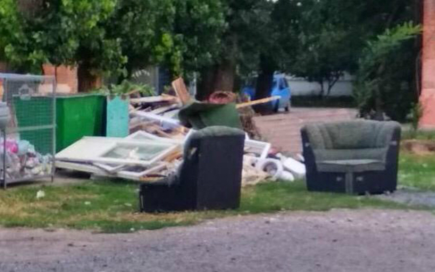 В Таганроге жильцов дома по Шаумяна  соседи завалили строительным мусором