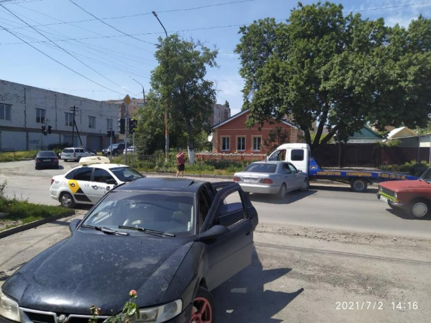  Неудачный разворот и «Мерседес» влетел в эвакуатор в Таганроге