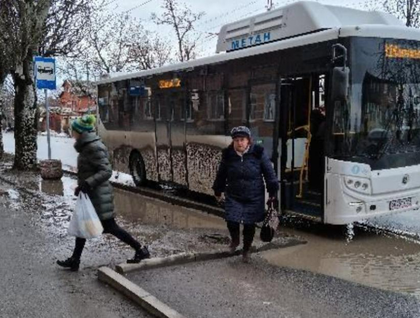 Таганрогские водители настолько суровые, что высаживают пассажиров прямо в лужи