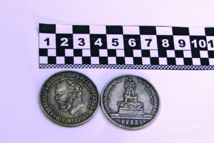 10 старинных монет изъяли у украинца в Ростовской области