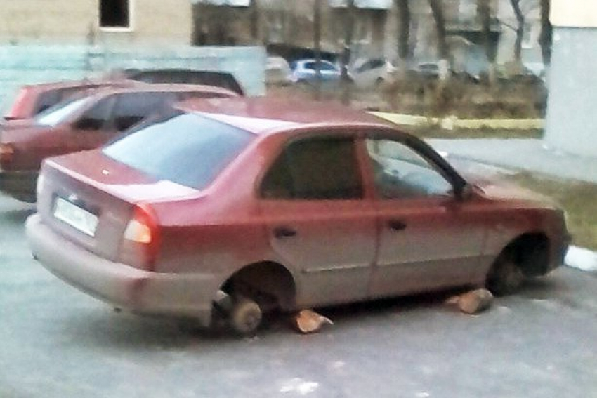 В Таганроге еще один автомобиль остался без колес