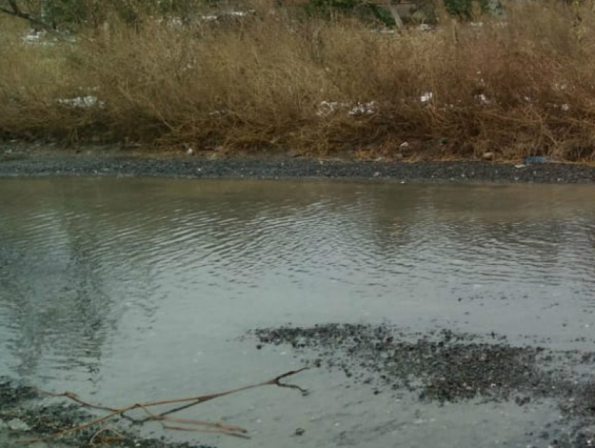 Водоканал Таганрога предпочитает не замечать утечку воды на 17-м Новом переулке