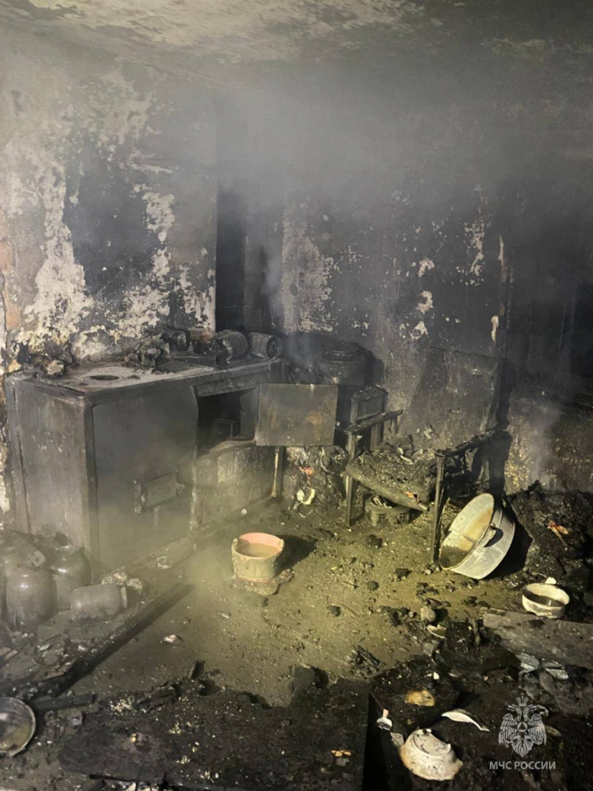 Мужчина погиб, женщина выпрыгнула в окно - смертоносный пожар под Таганрогом предвещали скачки напряжения в сети 