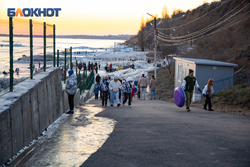 Центральный пляж в Таганроге впервые так популярен зимой