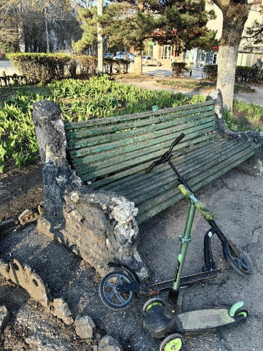 "Десять лет скамейки сломаны": вместе с ДК в Таганроге рухнет и территория рядом?