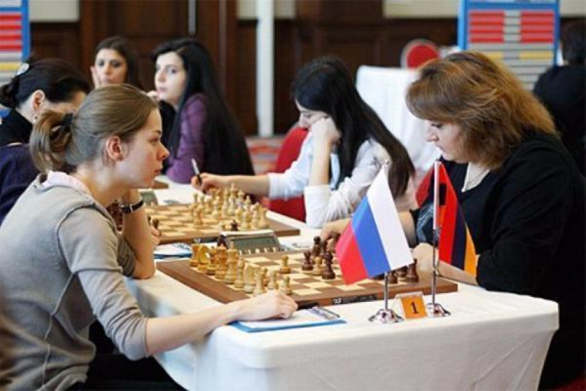 Аркадий Дворкович посетил в Таганроге турнир по шахматам среди женщин