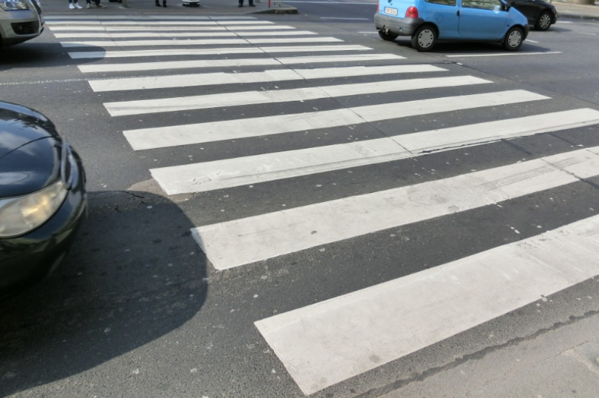 Два перелома: девочку-подростка сбили на пешеходном переходе в Таганроге