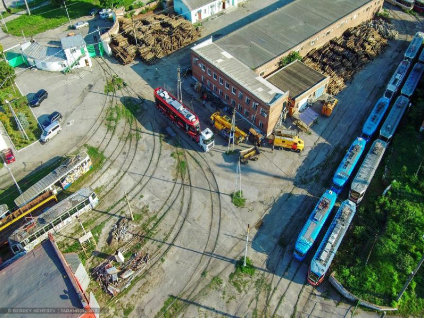 Три трамвая приехали в депо Таганрога, успеют ли к сентябрю оставшиеся семь? 