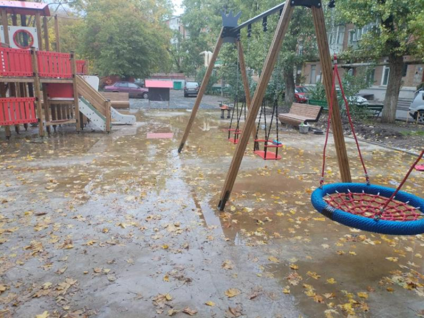 Таганрожцам рассказали, почему «тонет» детская площадка - вопросов стало еще больше 