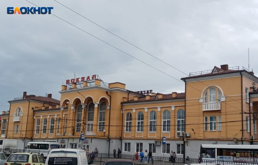 По решению суда на ж/д вокзале Таганрог-Пассажирский появятся павильоны и скамейки с навесами  