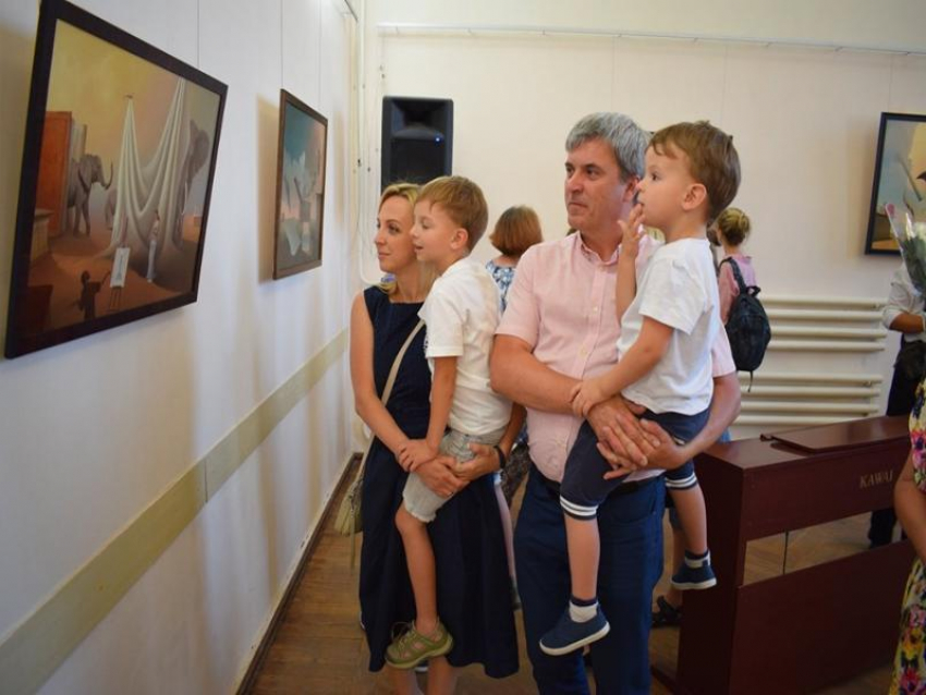 В Таганроге открылась выставка художника Виктора Брегеды