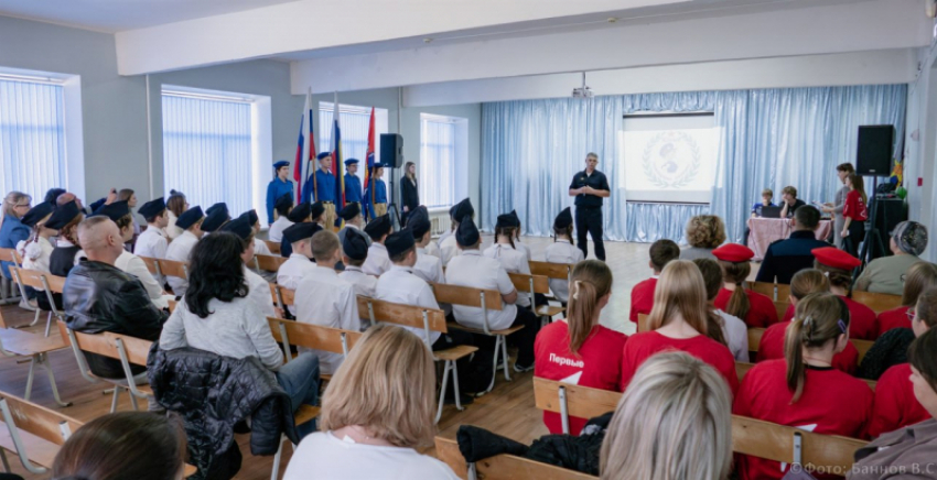 Правоохранители готовят свежие кадры: под Таганрогом школьников посвящали в юных помощников полиции