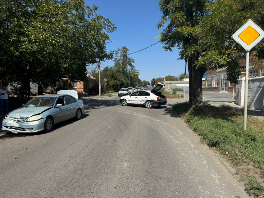 Не разминулись: в Таганроге столкнулись два авто