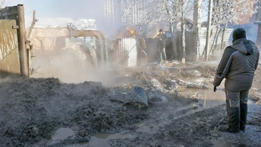 Аварию на теплотрассе ликвидируют в Таганроге 