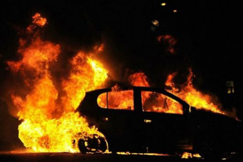 Таганрогский Отелло в порыве ревности сжег автомобиль своей возлюбленной