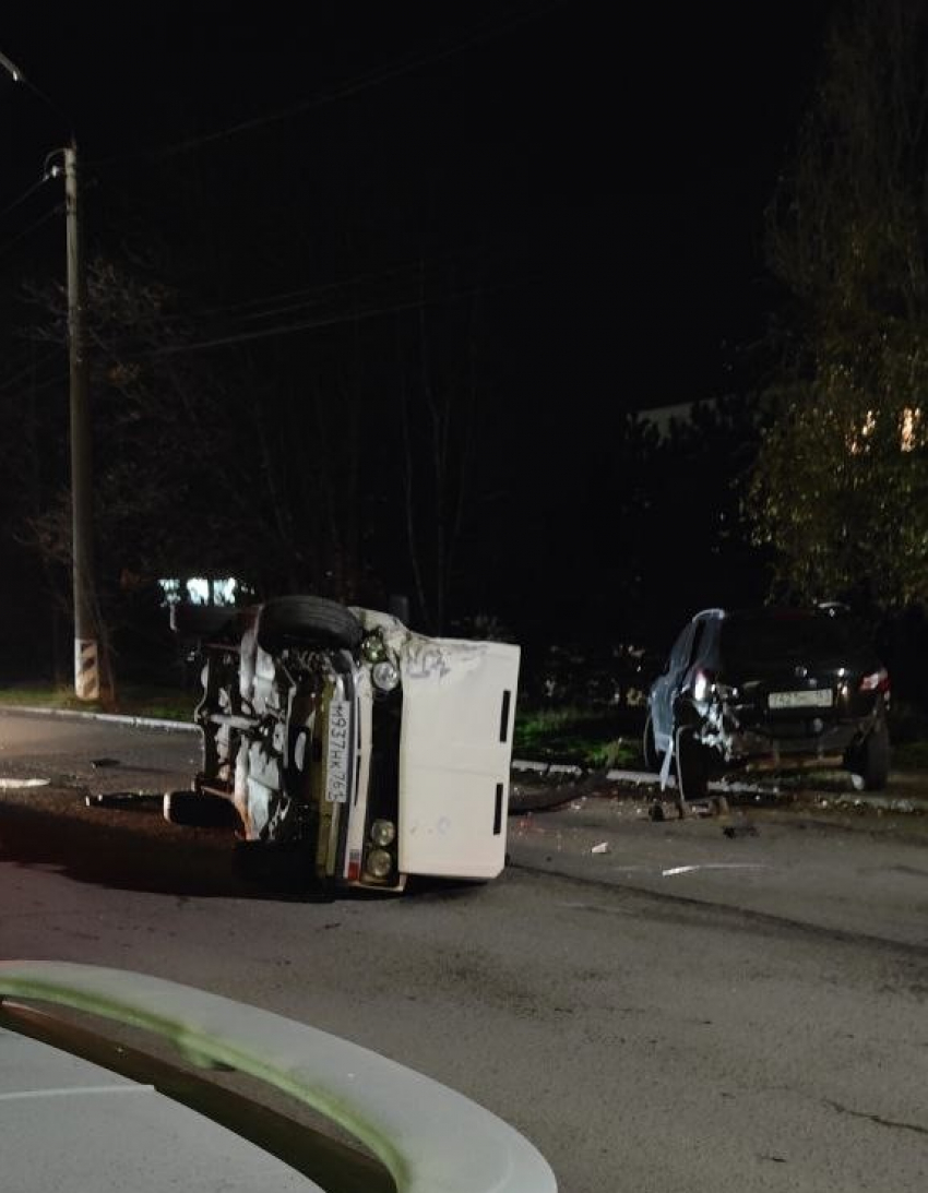 Лихач перевернул машину на таганрогской улице