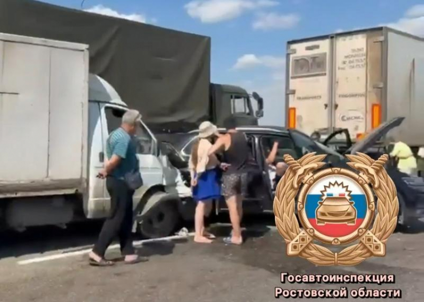 Авария с 12 машинами произошла на трассе между Таганрогом и Ростовом