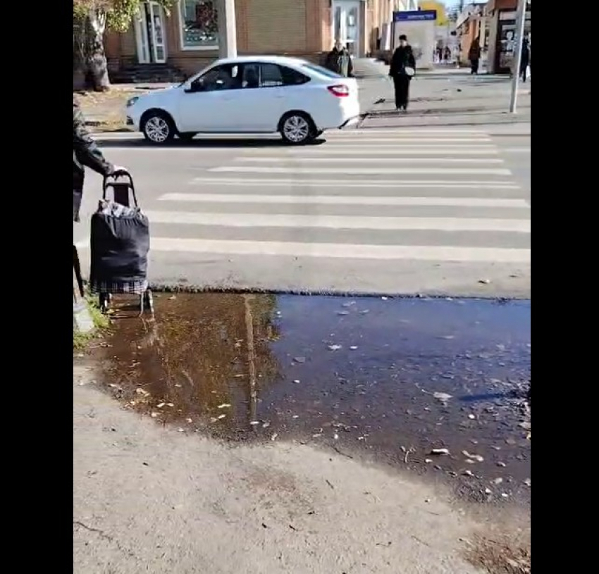 Таганрожцы не могут безопасно ходить по городу: жительница сняла на видео проблемы пешеходных зон