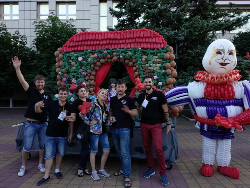 Художник из Таганрога покорил фестиваль шаров в Геленджике