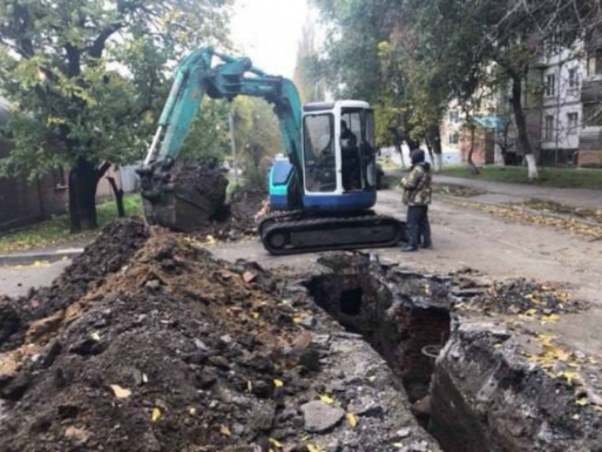 В Таганроге на улице Дзержинского опять отсутствует в кранах вода