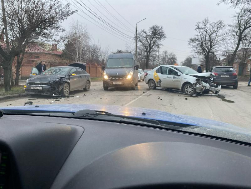 Тройное ДТП случилось в Таганроге по улице Александровской