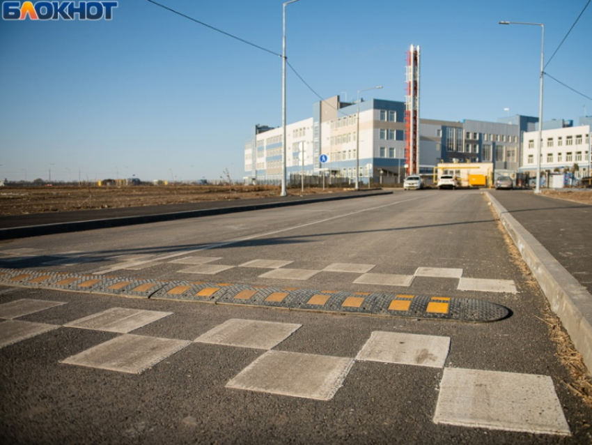 Лифт и туалет есть, а доступа нет: как таганрогская школа №39 «забыла» про ребенка на коляске