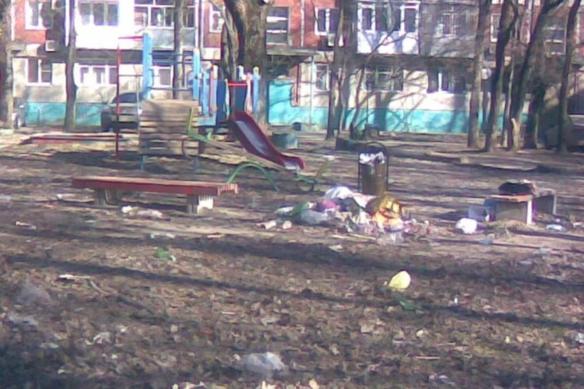 Детская площадка в Таганроге заросла мусором