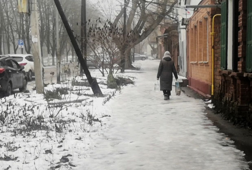 Видео с прогулкой по покрытым льдом тротуарам прислала наша читательница 