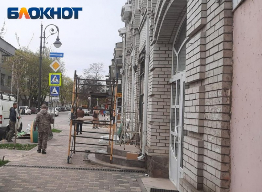  Сначала положили плитку, а теперь убирают электропровода под землю: «умный» ремонт в Таганроге 