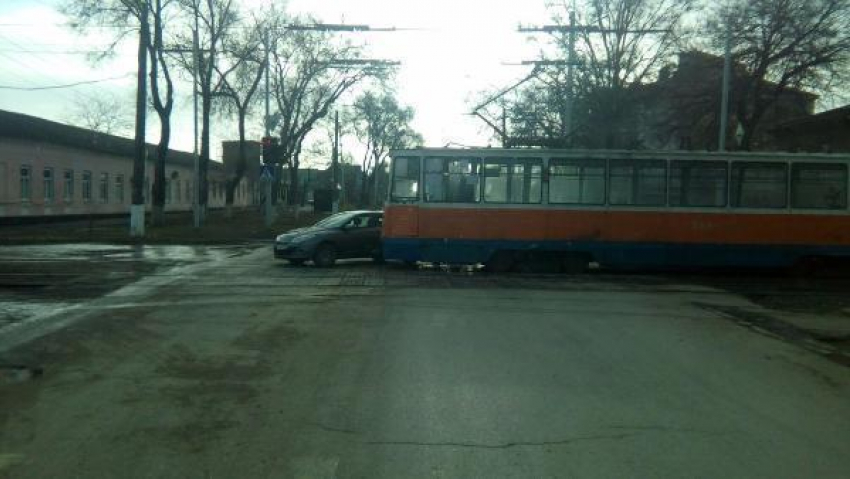 В Таганроге трамвай протаранил автомобиль такси