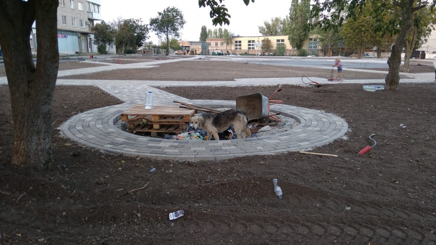 На тракторах и самокатах: таганрожцы уже осваивают недостроенный сквер в СЖМ 