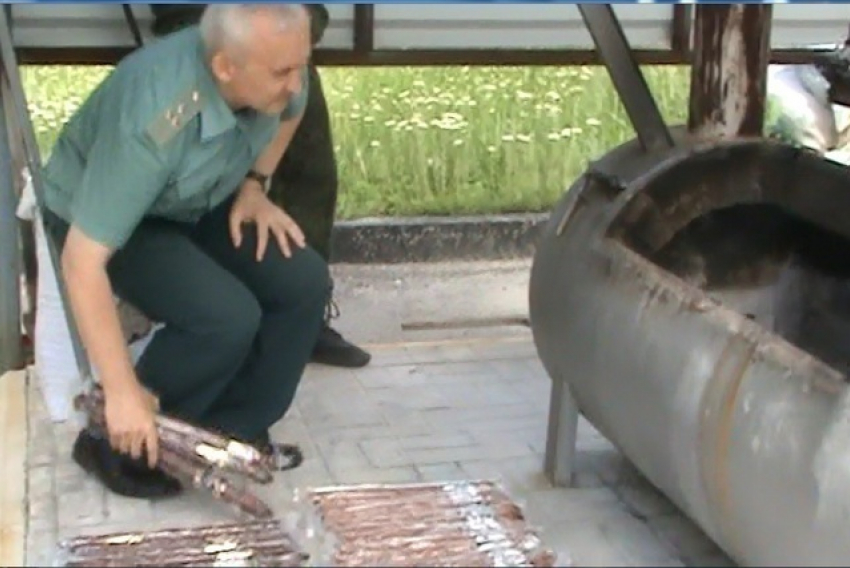 Таганрогские таможенники уничтожили 22 килограмма санкционной колбасы