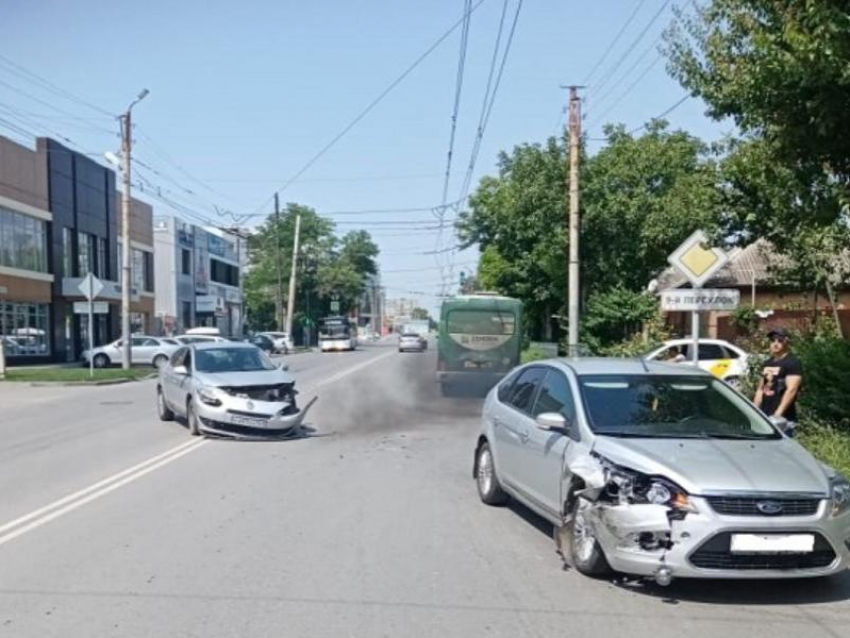 Возле ТРЦ «Мармелад» в Таганроге произошла авария